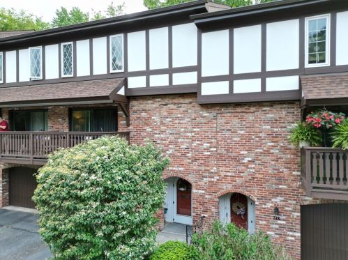 320 Woodbridge Dr, Pittsburgh, PA 15237-3360