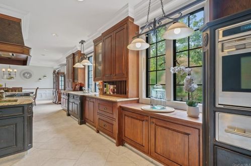 37 Fox Hill Rd, Tuxedo Park NY  10987-4227 exterior