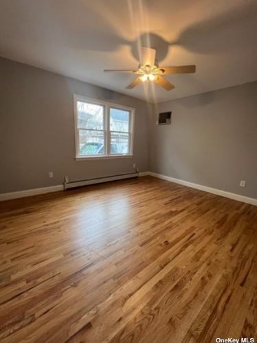 15 Ingraham Ln, New Hyde Park NY  11040-4237 exterior