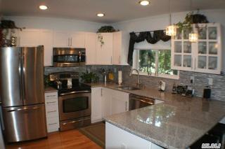 73 Blydenburgh Rd, South Setauket, NY 11720-4315