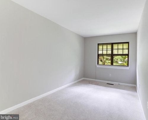 2053 Headlands Cir, Herndon VA  20191-3642 exterior