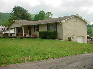 943 Hilltop Dr, Jacksboro, TN 37757-2038
