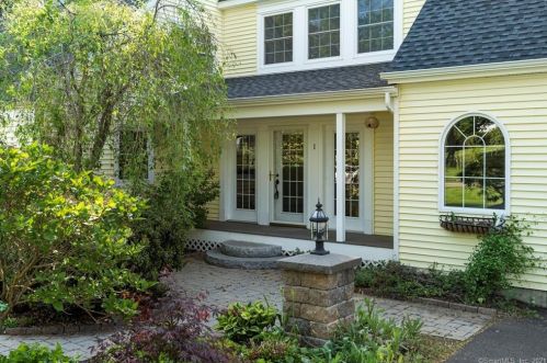 1 Barn Hill Rd, Bloomfield CT  06002-1218 exterior