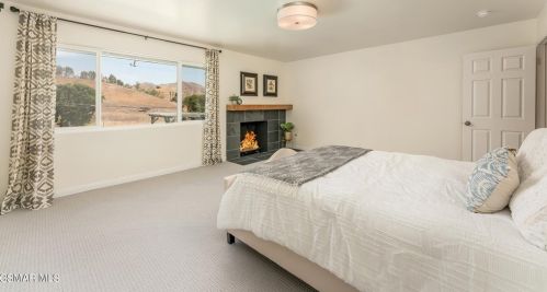 5226 Edgeware Dr, Calabasas CA  91301-2319 exterior