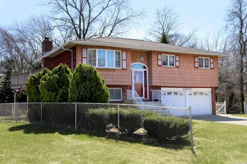355 Kansas St, North Lindenhurst, NY 11757-5220