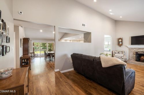 676 Weaver St, Simi Valley CA  93065-4315 exterior