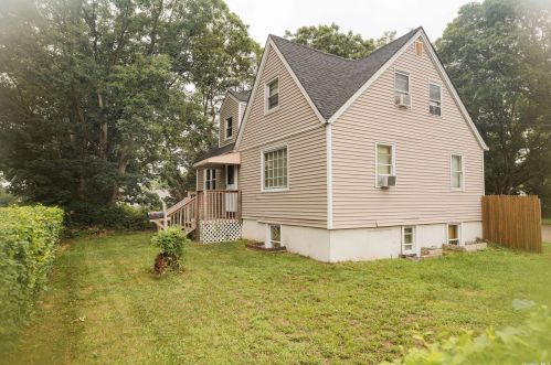 1097 Udall Rd, Bayshore, NY 11706-2700