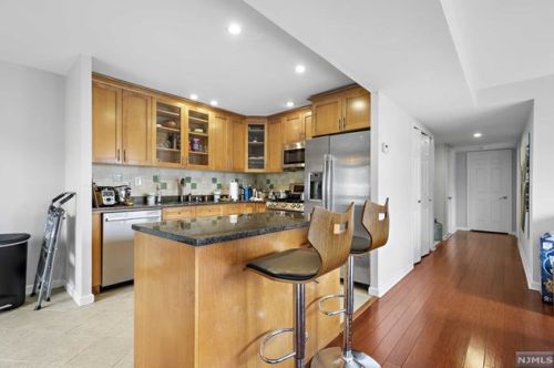 518 Ellery Ct, Edgewater NJ  07020-1623 exterior