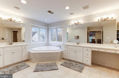 43331 Riverpoint Dr, Leesburg VA 20176-1296 exterior