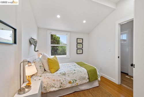 737 61st St, Oakland CA  94609-1207 exterior