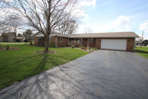 114 Manor Dr, Flora, IN 46929-1417
