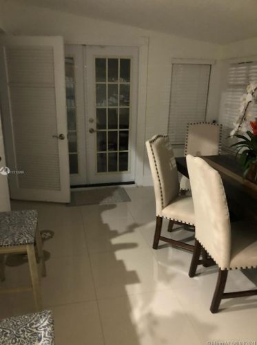 7898 173rd St, Hialeah FL  33015-3855 exterior