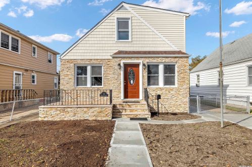 11 Francis Ct, Floral Park, NY 11003-1910