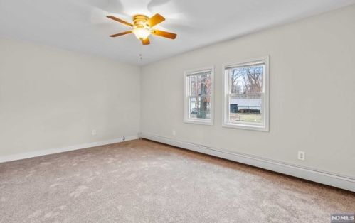 33 Riverside Dr, Oakland NJ  07436-1405 exterior