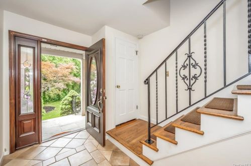 34 Mohegan Pl, New Rochelle, NY 10804-1305