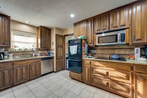 1932 Kensington Dr, Carrollton TX 75007-2440 exterior