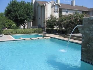 2104 Anderson Ln, Austin TX  78752-1914 exterior