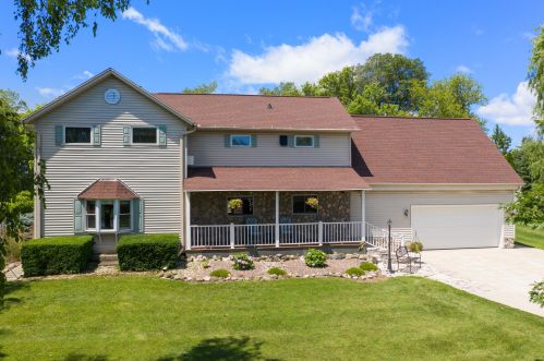 9249 Town Line Rd, Kewaskum, WI 53040-9416