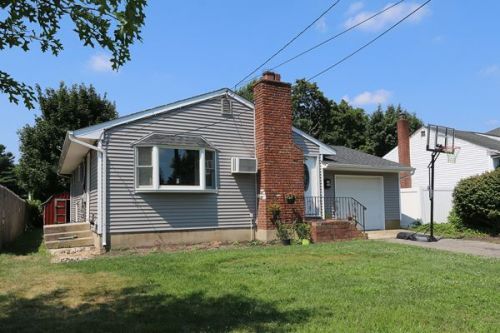 124 7th St, Deer Park, NY 11729-5012