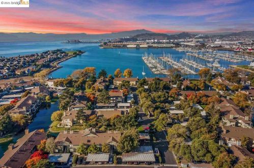 4 Lakeshore Ct, Richmond, CA 94804-7419