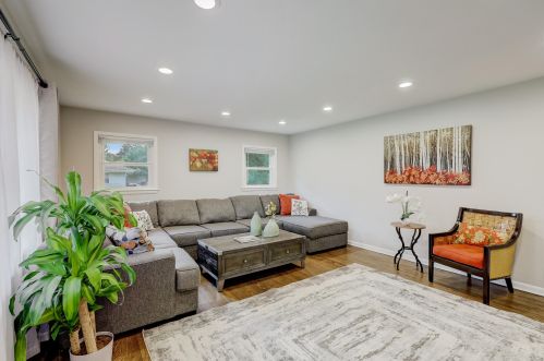 10043 Greenview Dr, Thiensville WI  53092-5749 exterior