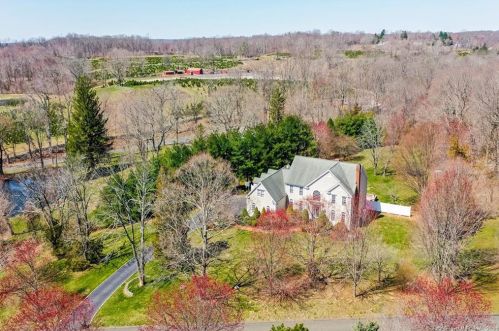 15 Grace View Dr, Bridgeport, CT 06612-1261