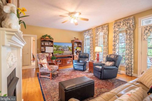 160 Manor Dr, Edinburg VA  22824-3579 exterior