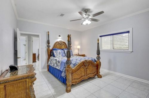 2801 Dominique Dr, Galveston TX 77551-1570 exterior