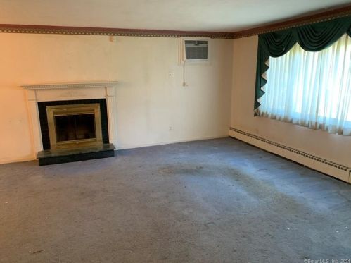 8 Crestview Dr, Bloomfield, CT 06002-2534