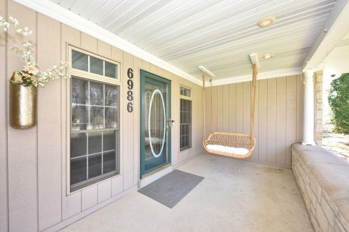 6986 Elm Tree Rd, Milwaukee, WI 53217-3704