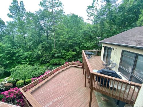 11 Ledgewood Dr, Sherman CT  06784-2040 exterior