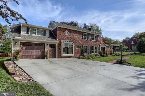 18 Park Cir, Camp Hill, PA 17011-6018