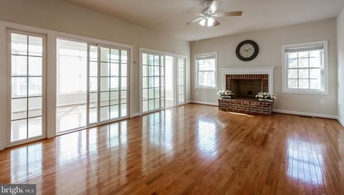 7337 Hooes Rd, Springfield VA 22152-3704 exterior