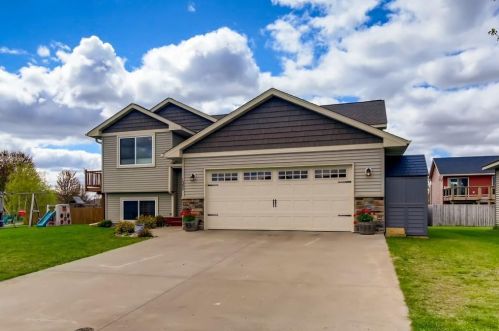 1392 Blue Jay Pl, New Johannesburg, WI 54017-2588