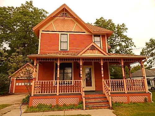 315 Grand Ave, Mukwonago, WI 53149-1427