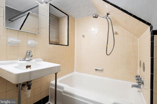 1013 Talcon Dr, Wilmington DE  19804-1242 exterior