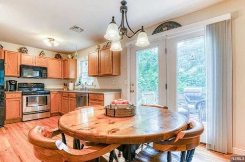 70 Iron Mountain Rd, Warwick NY  10990-3307 exterior