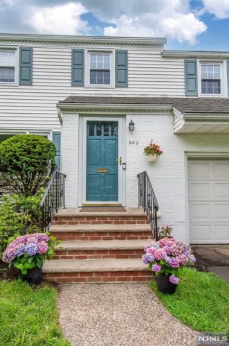 582 Laurel Rd, Ridgewood, NJ 07450-5219