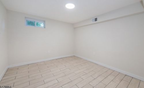 1058 Mayfair Dr, Rahway NJ  07065-1909 exterior