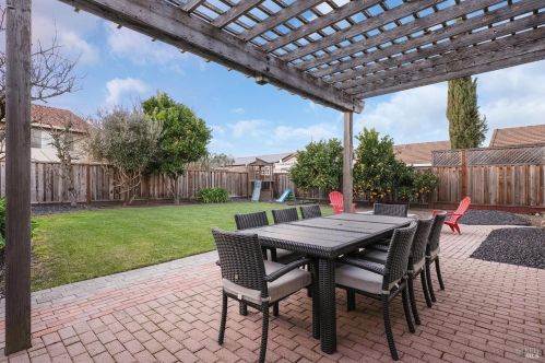 1056 Esparto Ct, Windsor CA  95492-7807 exterior