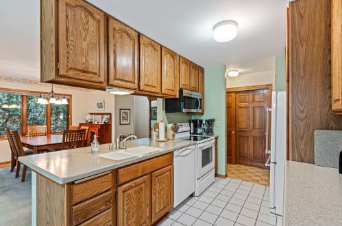 7522 Mequon Square Dr, Thiensville WI  53092-8528 exterior