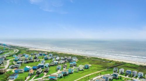 25314 Intrepid Ln, Galveston TX  77554-6612 exterior