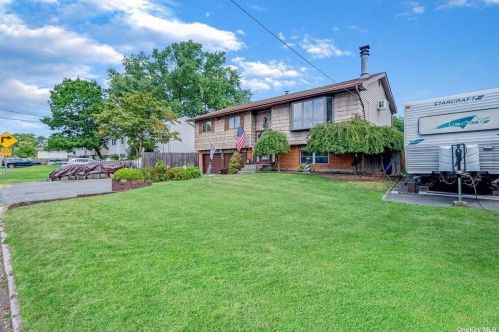 405 Woods Rd, Deer Park, NY 11729-6338