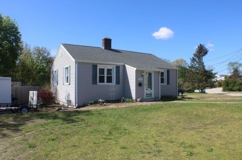 23 Sand Hill Dr, North Kingstown RI  02852-2228 exterior