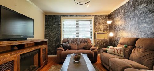4 Mill Dr, Great Neck, NY 11021-4009