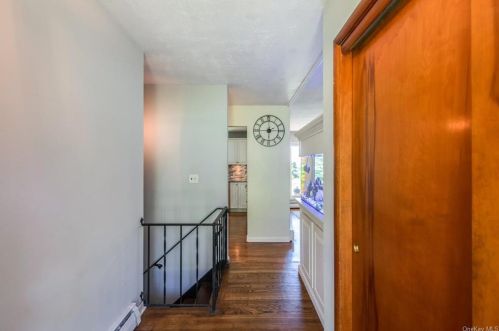 19 Manor Dr, Poughkeepsie, NY 12603-3712