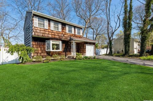 19 Elm Rd, San Remo, NY 11754-3416