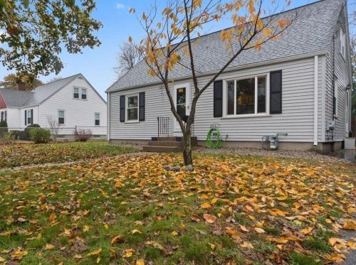 82 Sunny Cove Dr, Warwick, RI 02889-8628