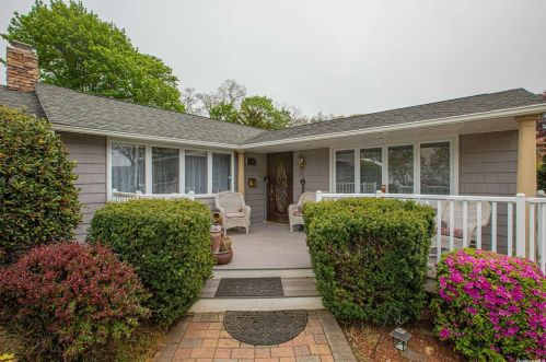 1363 Ackerson Blvd, Bayshore, NY 11706-3843