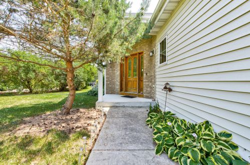 5840 Hope St, Waukesha, WI 53151-8228